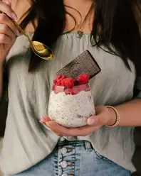 Dekadenter Wildbeeren-Schokoladen-Chia-Pudding, ein reichhaltiges und gesundes Dessert mit Schichten aus Beeren und cremiger Schokolade.